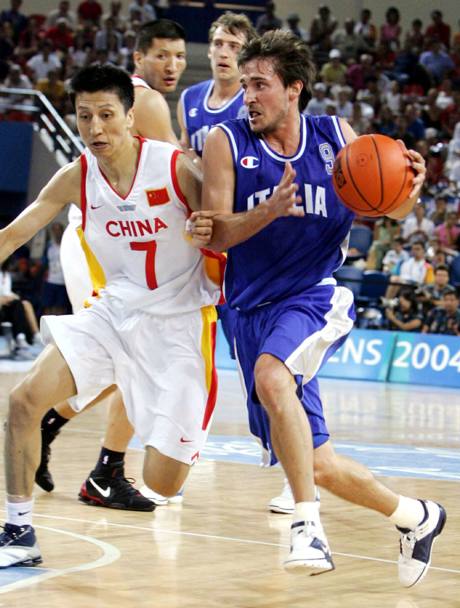 Gianmarco Pozzecco in Italia-Cina 89-52 alle Olimpiadi di Atene 2004 (Ansa)